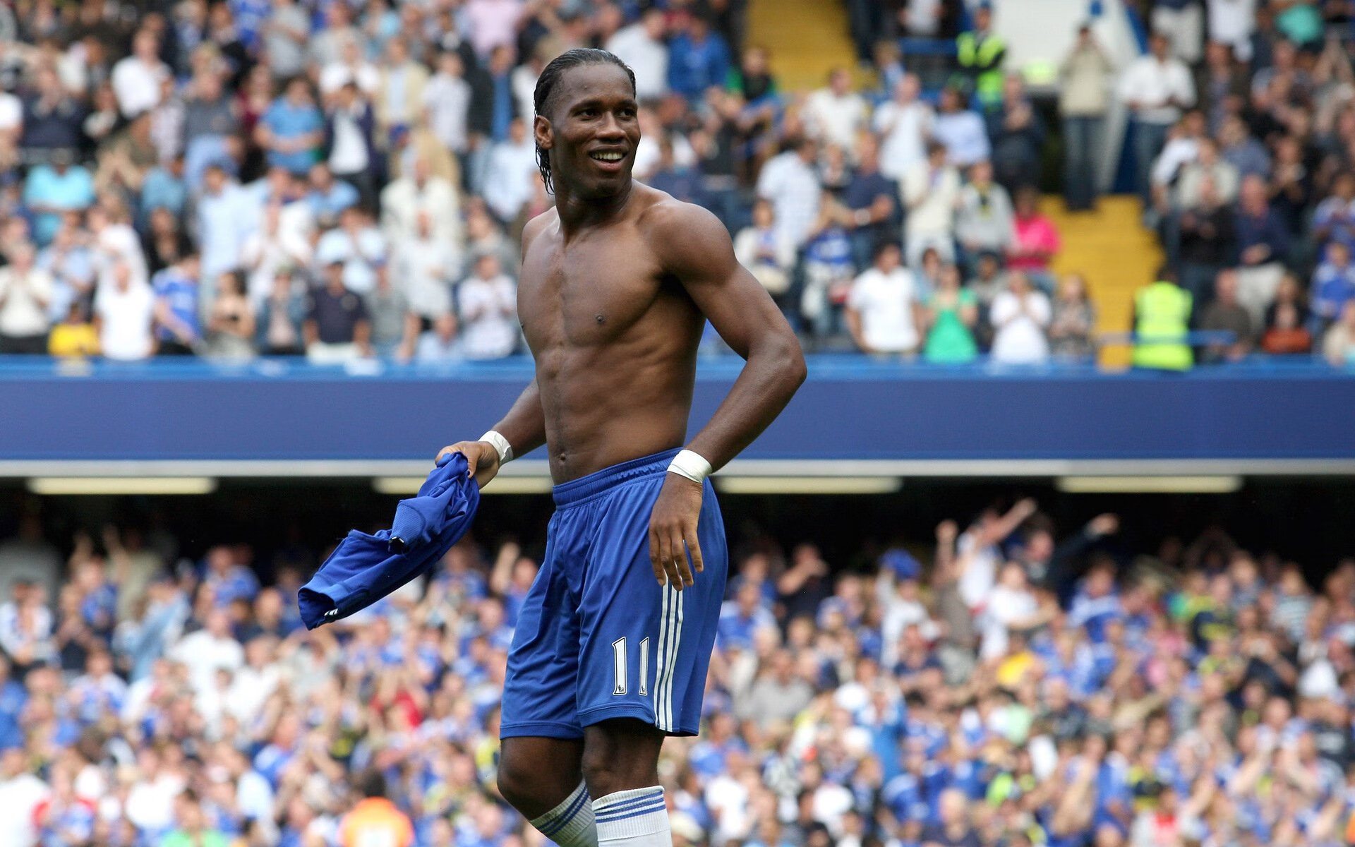 苏炳添穿越校园被学生围堵合影，苏炳添从校服