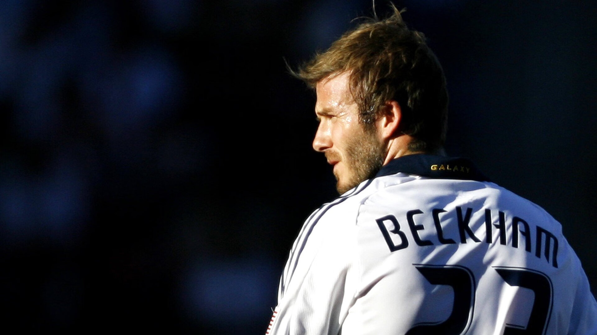 “VAR系统首次应用引发争议——高科技裁判能否实现真正的判罚公平？”